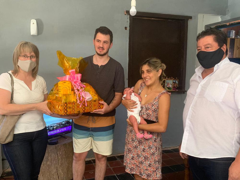 entrega de ajuar a Alfonsina Gregorio, primer bebé del 2021 en Soriano