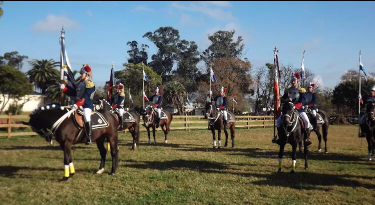 Coraceros de Guardia Republicana desfilan el lunes 28