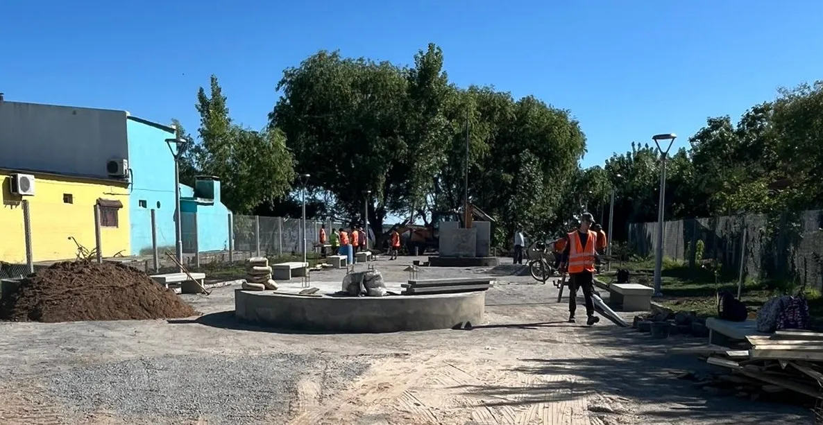 thumbnail_obras en plaza de los 400 años de Villa Soriano - 1