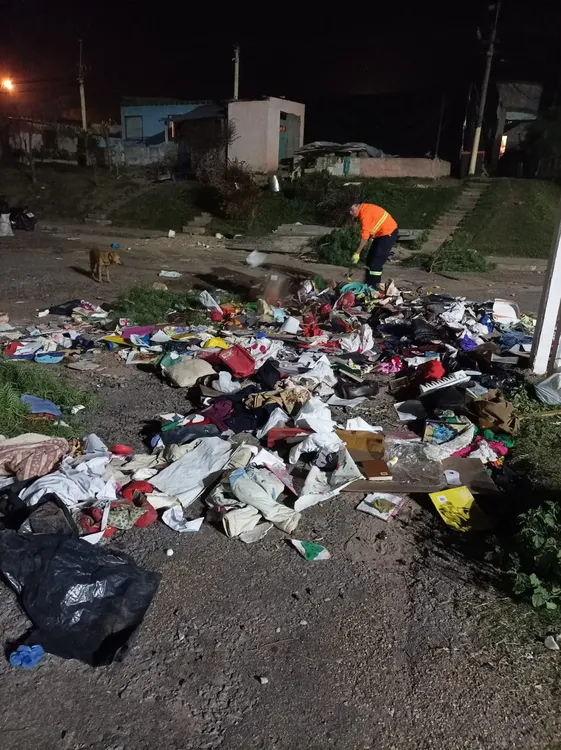 residuos arrojados en explanada de Cementerio 1