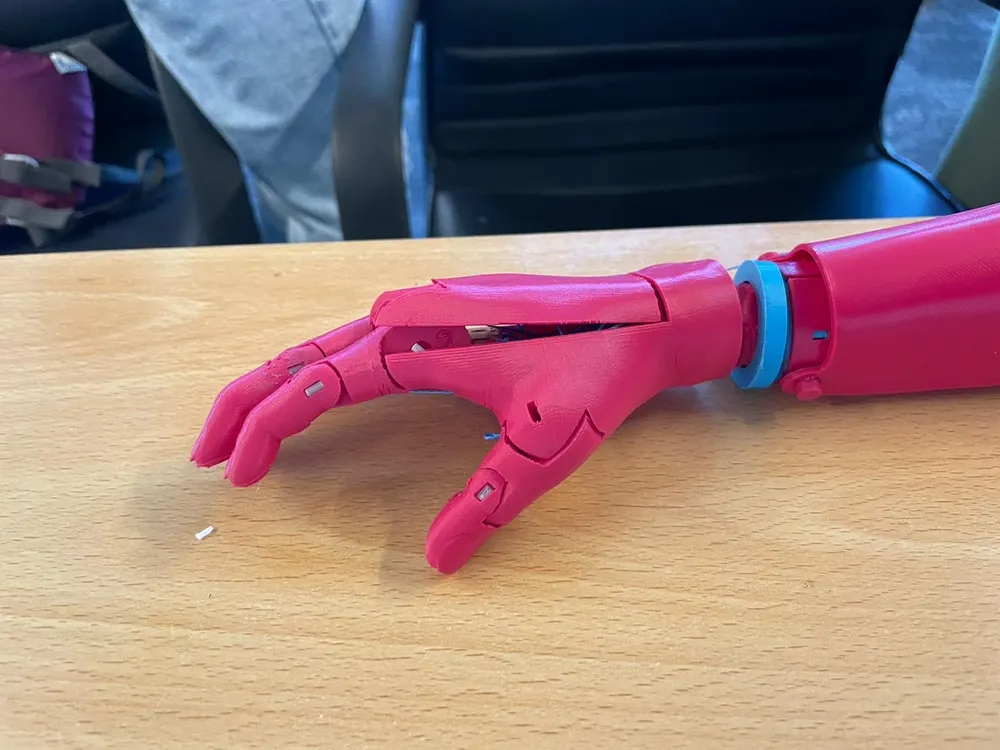 mano a niña en 3 D