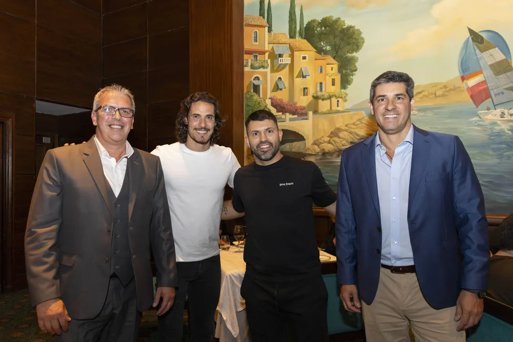 Diego Berná, Gerente General de Enjoy Punta del Este, Edinson Cavani, Sergio (Kun) Aguero, Javier Azcurra Dir. Hotel y RRII.