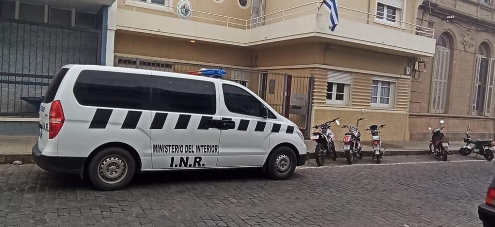 Policia en Fiscalía Mercedes (1)