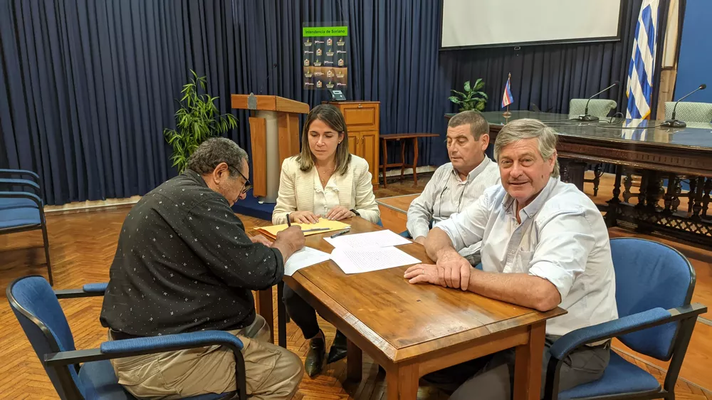 Besozzi firma comodato con flias. Nuevo Amanecer 2