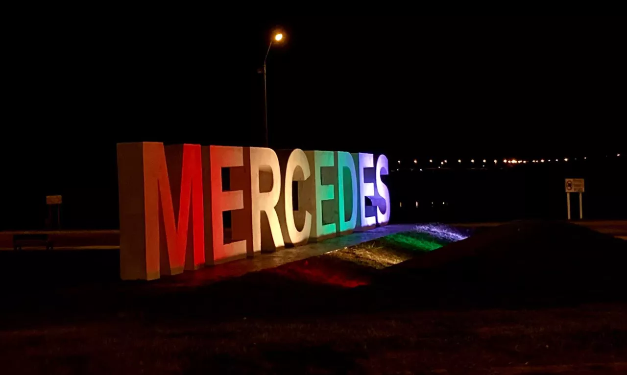 thumbnail_letras corpóreas de Mercedes iluminadas con colores de la Diversidad