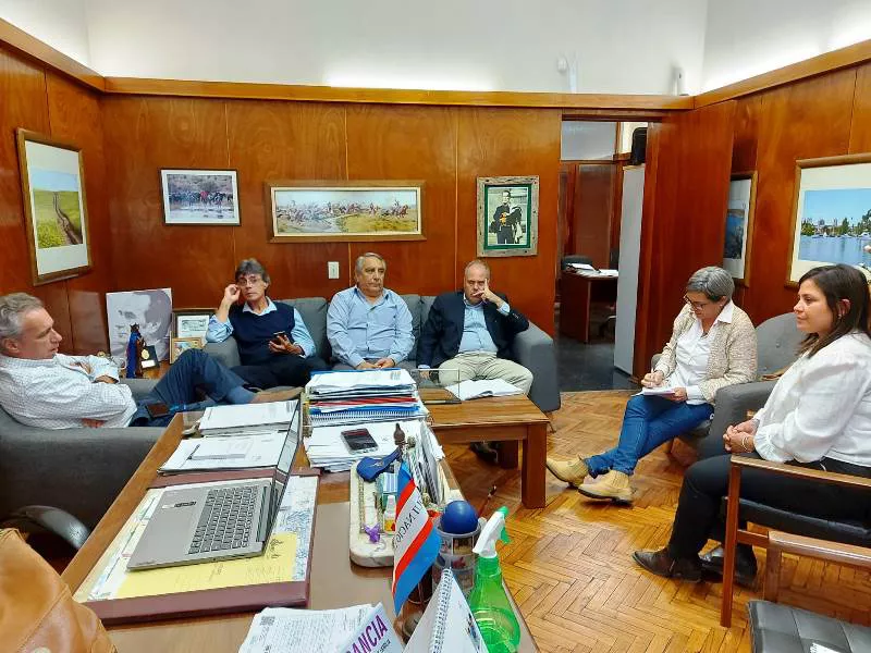 ŕeunión con autoridades de UTE y del BROU
