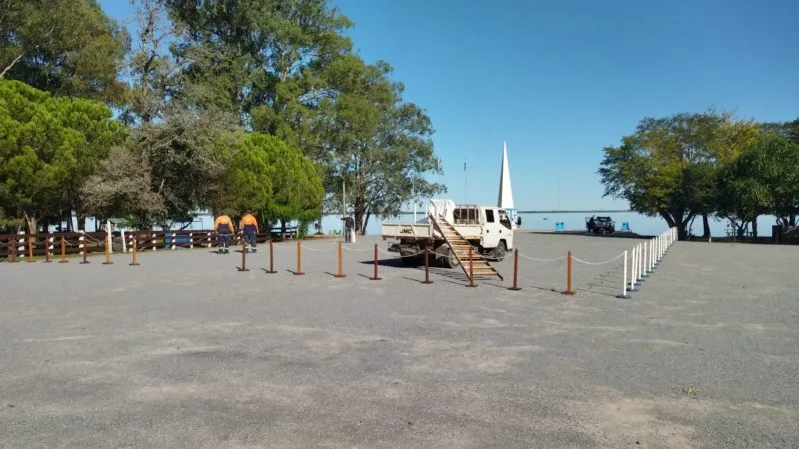 thumbnail_playa de la Agraciada - preparativos para el acto - 1