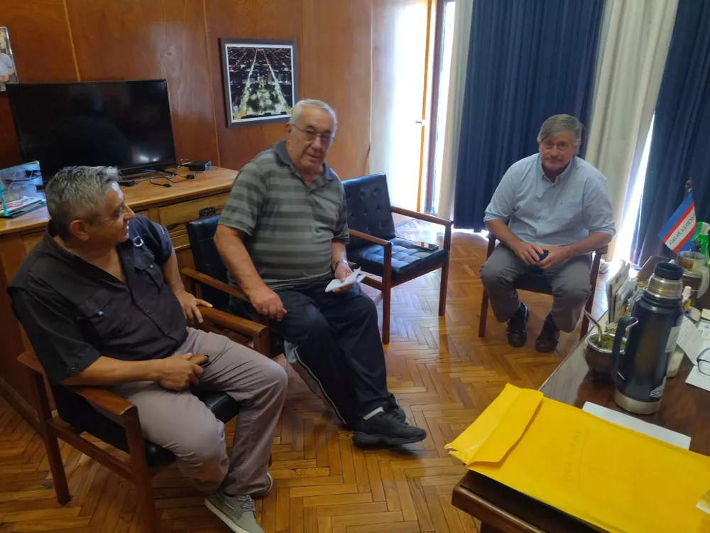 Besozzi con directivos Aero Club Mercedes