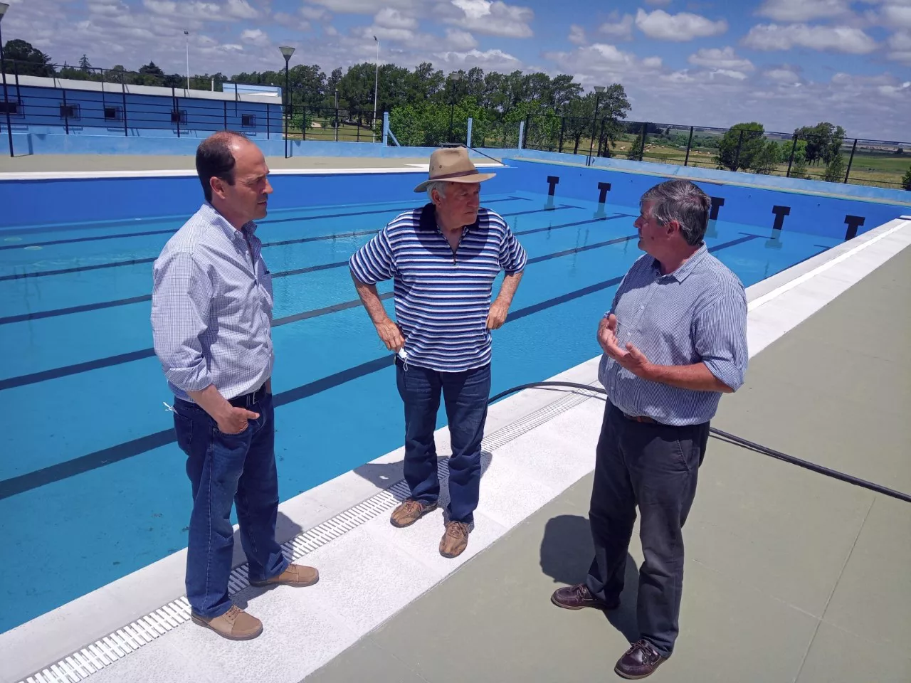 thumbnail_Besozzi en visita a piscina de Rodó