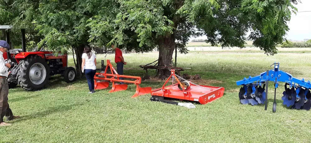 entrega de tractor e implementos en chacras de Dolores 2