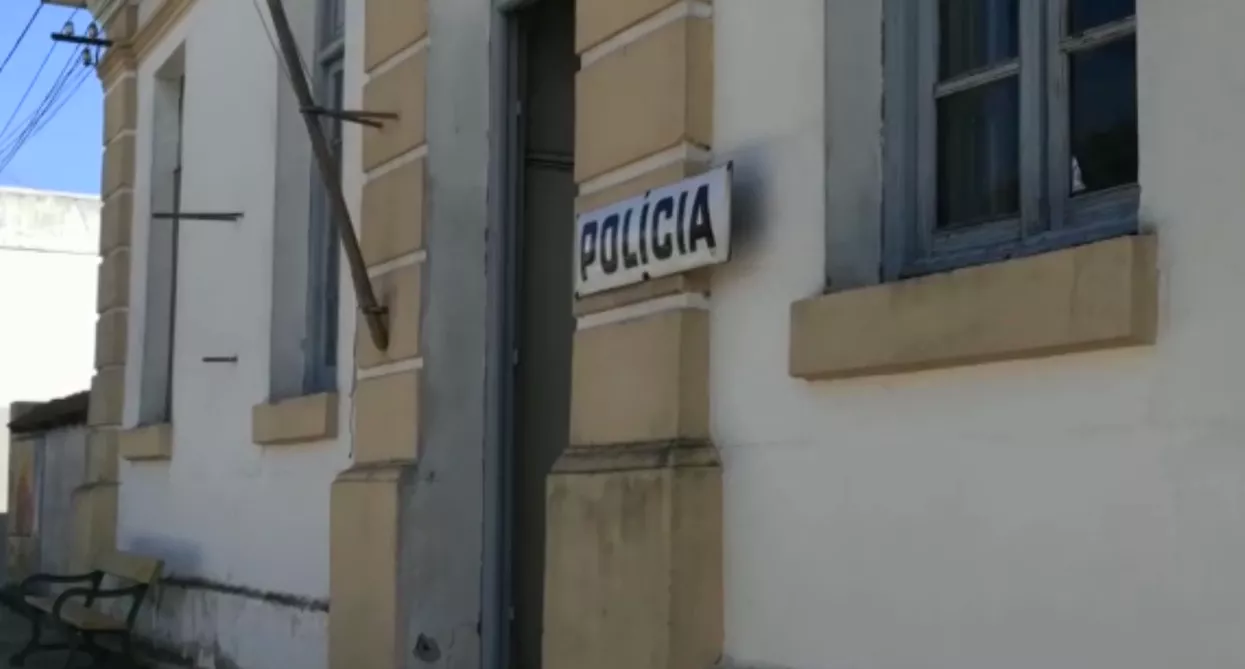 Policía Cardona 32412
