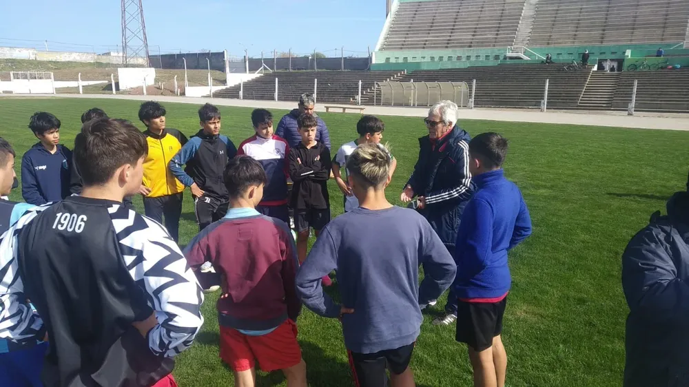 Pierre Sarratia con chicos de U 2030 - 4 (1)